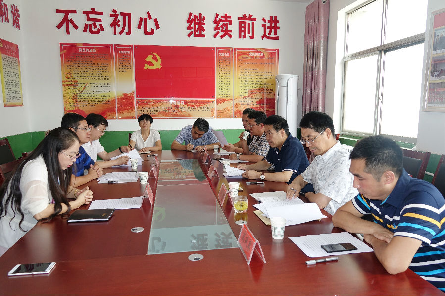 召开座谈会.jpg