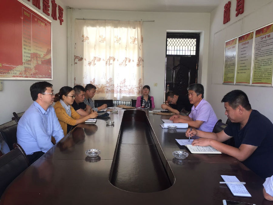 召开座谈会.jpg
