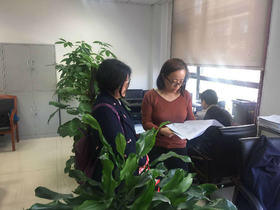 事登记管理局王楠同志认真审核年度报告.jpg