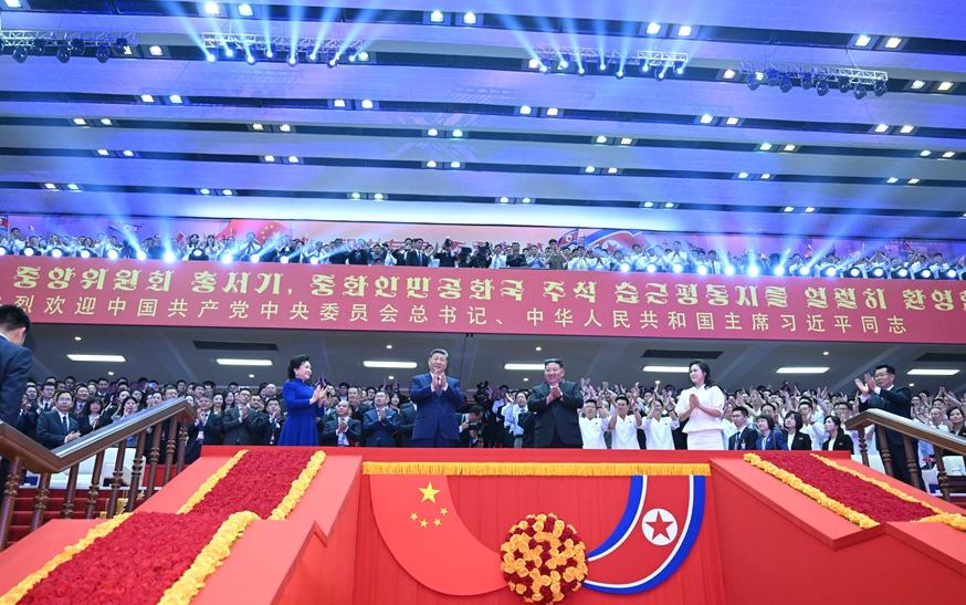 习近平和彭丽媛观看朝鲜专场文艺演出